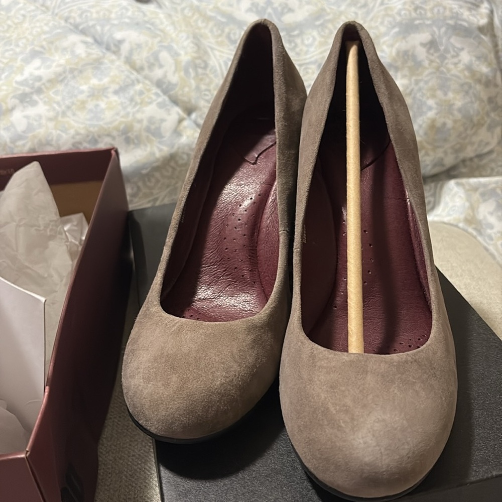 Ono Alpena Size 8 Grey Suede Heels / Pumps - 39 Euro - New in Box